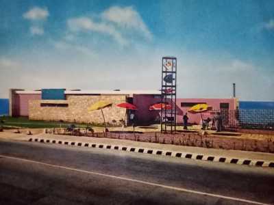 Di propriet� dei fratelli Vincenti, fu progettato nel 1953 dagli architetti Chiaia e Napolitano. Inizialmente composto da un solo livello e contraddistinto da un�alta insegna con pesci colorati...